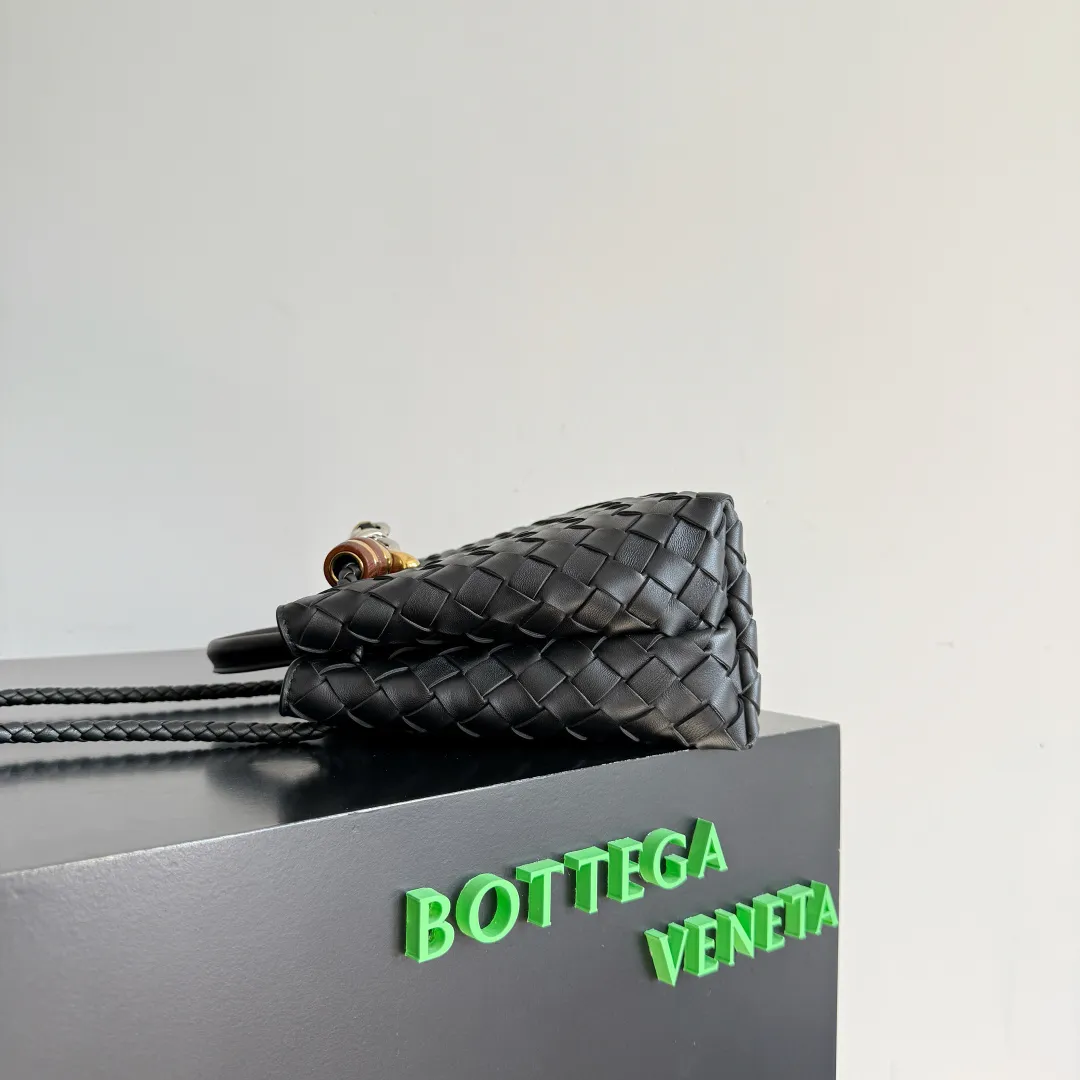 The new Andiamo batch of 3060 BV is shipped‼ ️The classic intercciato weaving process is used to create a soft bag, the metal knot is made of micro-cast aluminum using jewelry technology🪢, and the decorative beads are made of metal and hand-polished oak, allowing you to jump repeatedly between elegance and fun💃, making it unpredictable. Classic and versatile, it shows off your temperament, and the bag has a large capacity, making it very convenient for daily commuting! It has a variety of carrying methods, the shoulder straps can be adjusted by yourself, the original lambskin feels soft and delicate, and the unisex style breaks gender boundaries and brings a more practical and long-lasting use experience. The Andiamo, which has both elegant and casual styles, perfectly interprets the "fashionable old money style". Style number: 743568+wood hardware Color: black silver buckle Size: 25*22*10.5cm